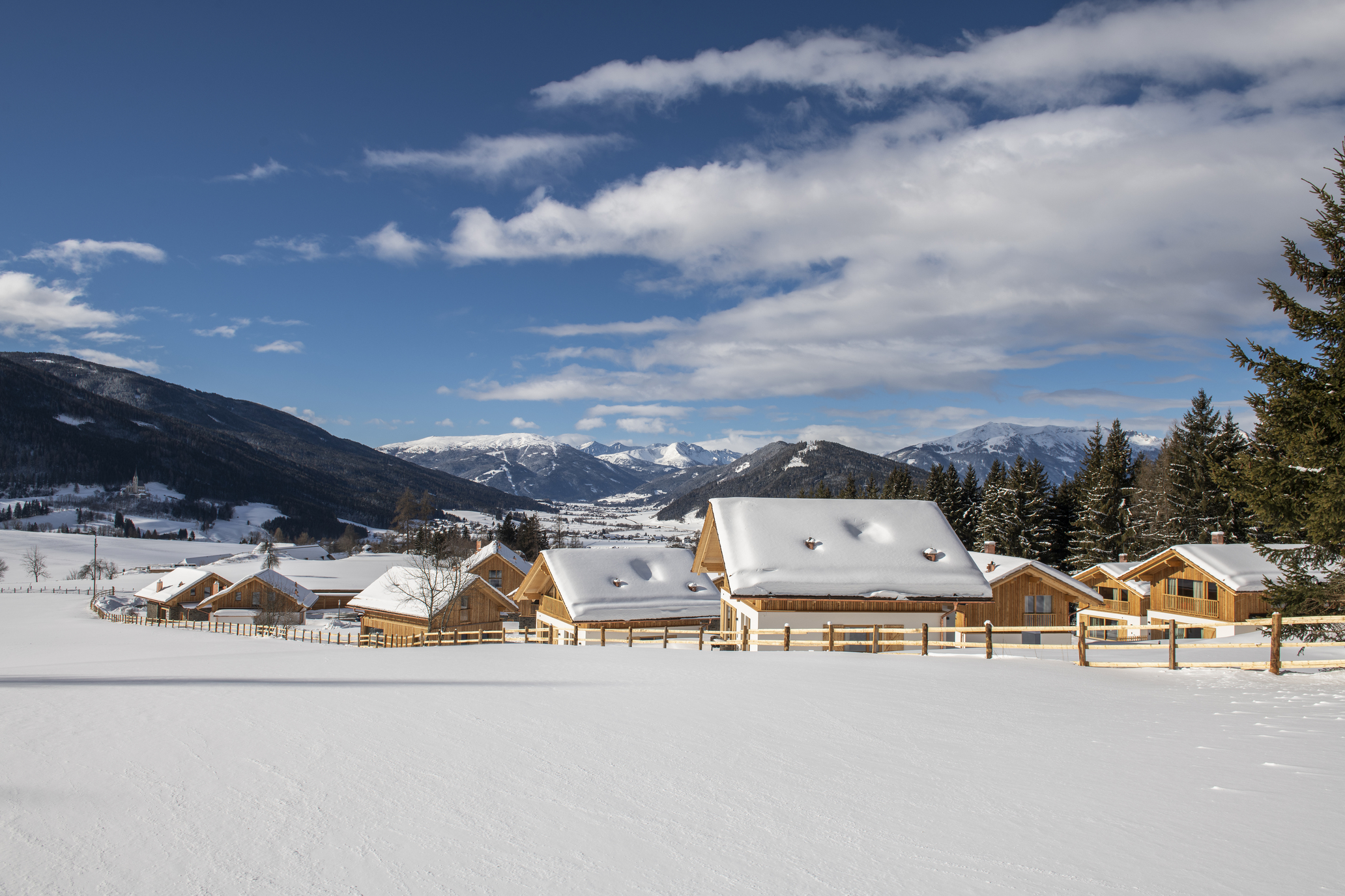 Chaletdorf im Winter mit Bergblick