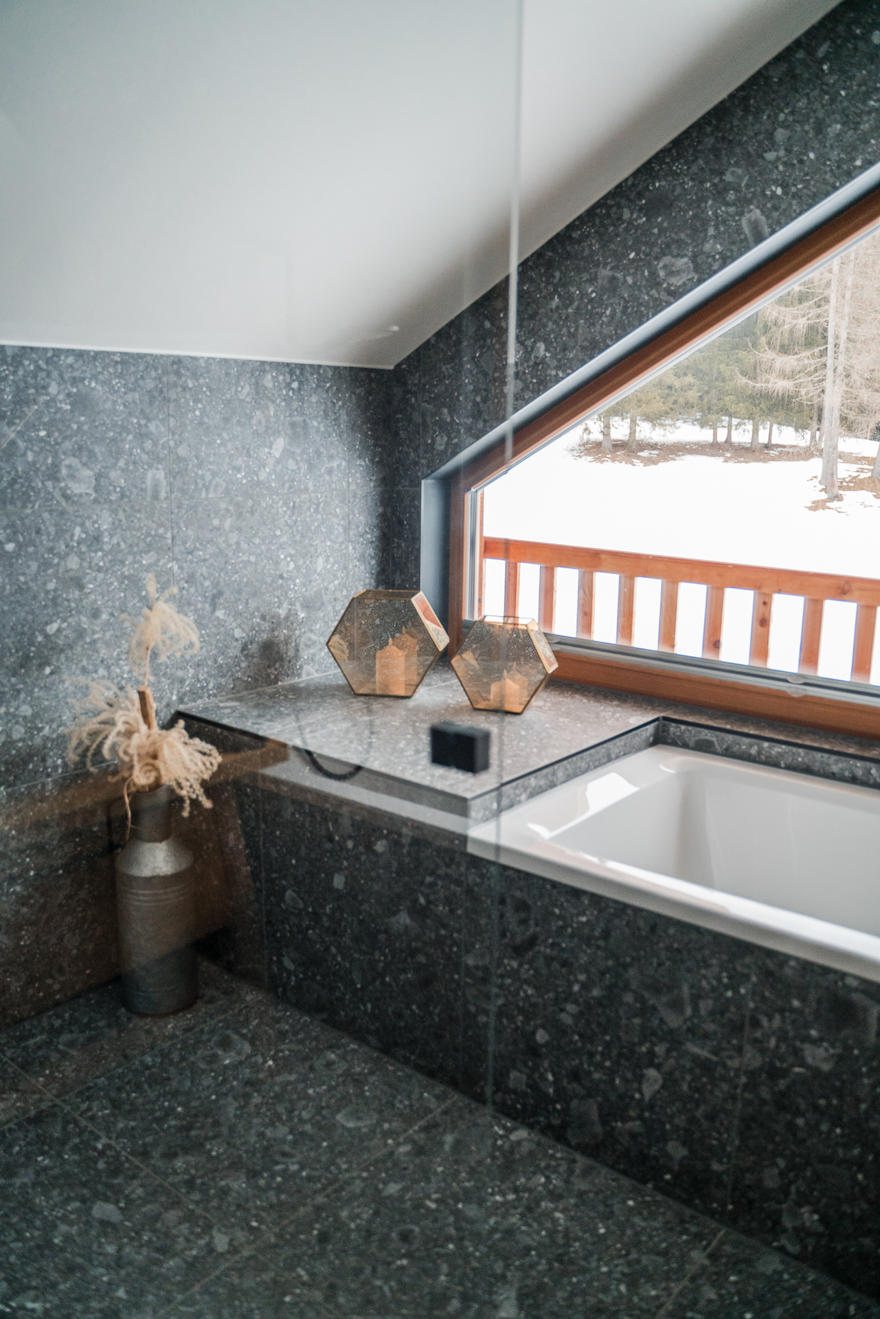 Badezimmer im Chalet mit Badewanne und Dusche