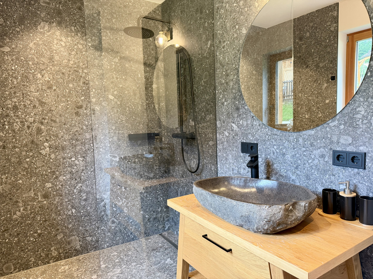 Badezimmer mit Dusche und Waschbecken