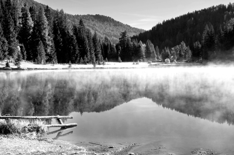 Prebersee im Morgendunst in schwarz-weiß