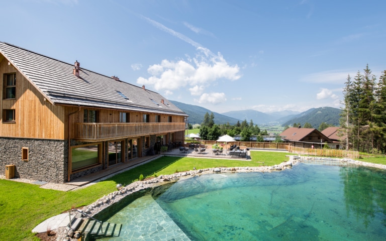 Schwimmteich und Terrasse, Blick ins Land